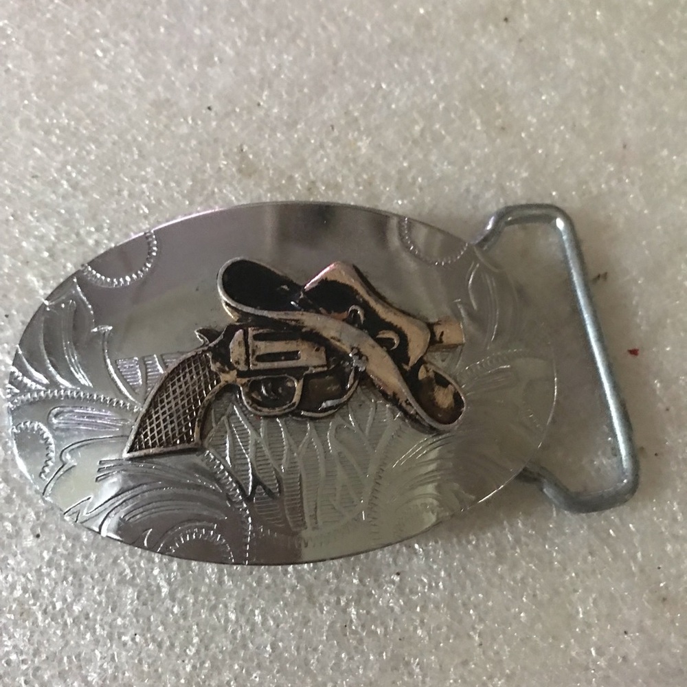 Cowboy Revolver Western Belt Buckle - Silver/Tan